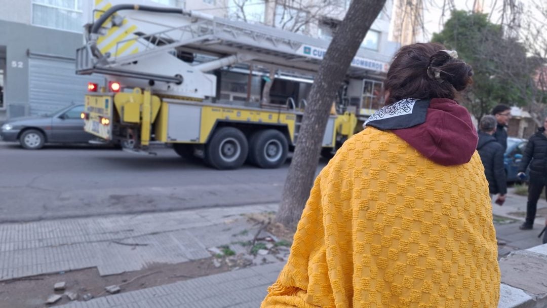 Evacuaron un edificio por un incendio: “me desperté con el olor a humo”