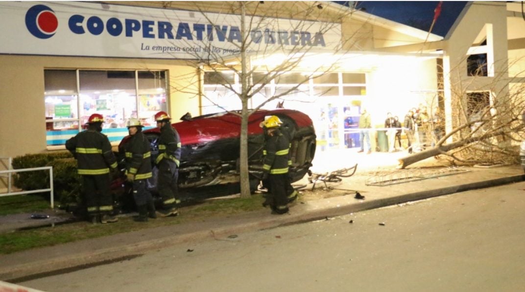 Video: un auto descontrolado causó un violento accidente en el centro de Coronel Suárez