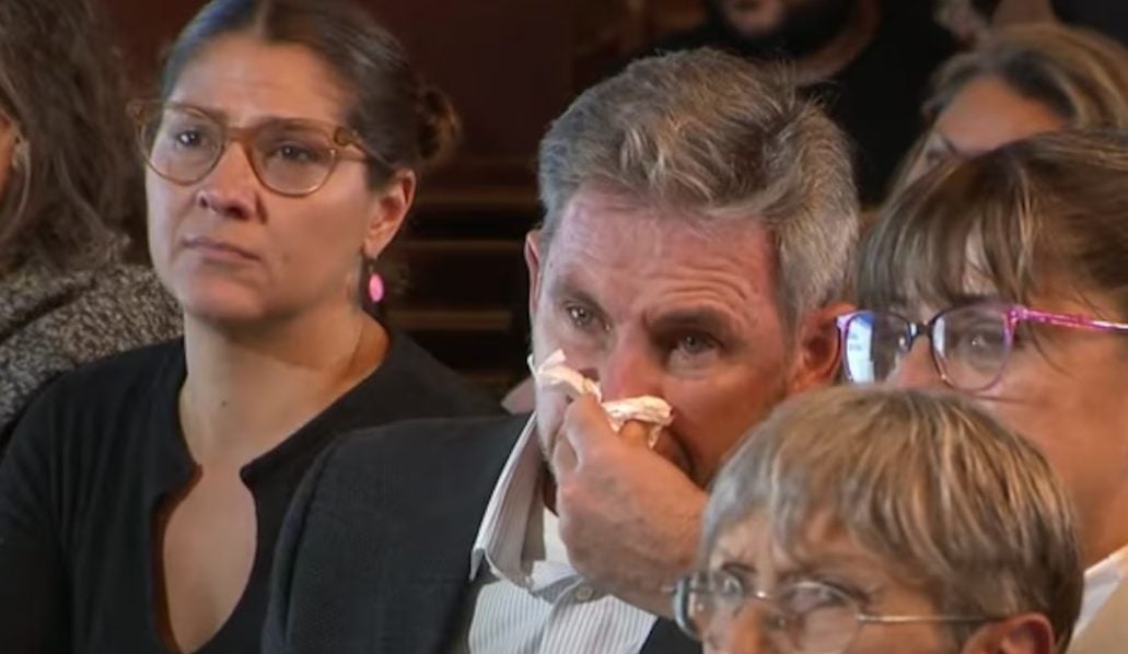 La angustia del médico denunciado falsamente por abuso mientras uno de sus hijos lo defendía en el Senado