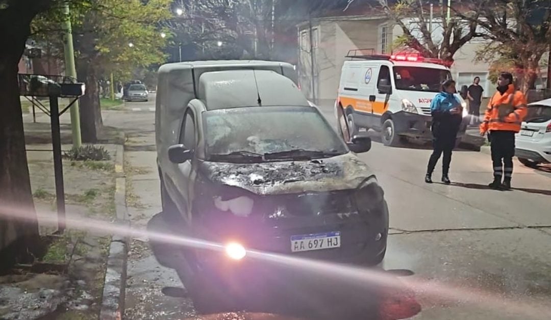 Se prendió fuego una camioneta que estaba estacionada