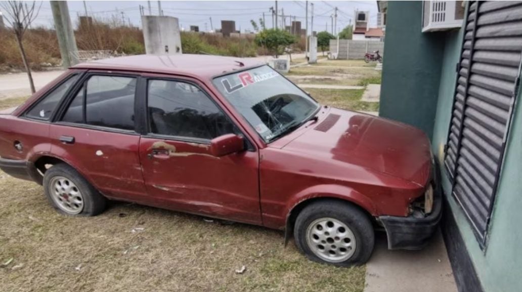 Encontró el auto de su novio en la casa de la ex y lo estrelló contra la ventana