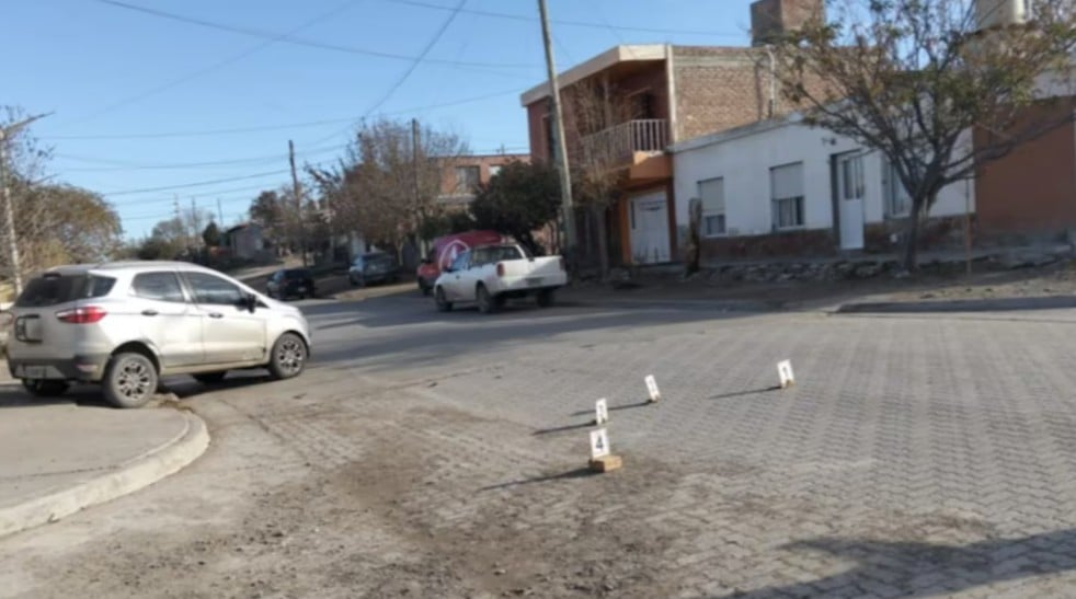 Trelew: chocó con su moto, su novia se fracturó la pierna, él escapó y la dejó abandonada en la calle