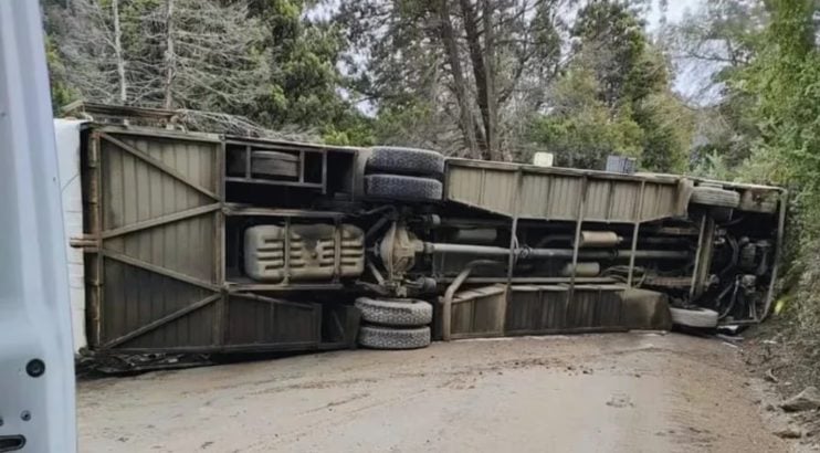 Vuelco en Villa Traful: le amputaron una pierna a una de las víctimas y hay otras 3 personas en grave estado