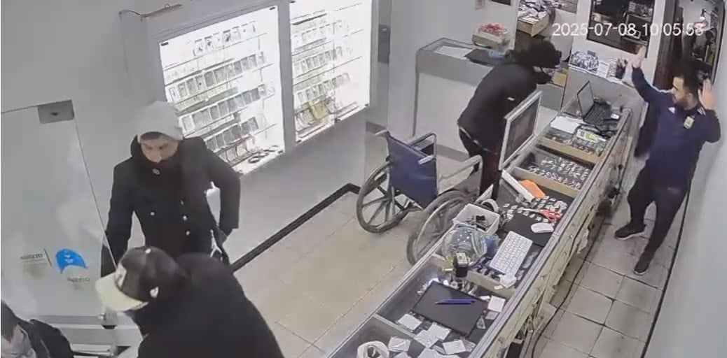 Video: simularon ser personas con discapacidad y desvalijaron una joyería