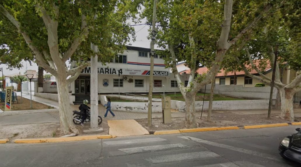 San Juan: una mujer encontró a su pareja con la ex, destrozó su camioneta con un matafuegos y después la chocó