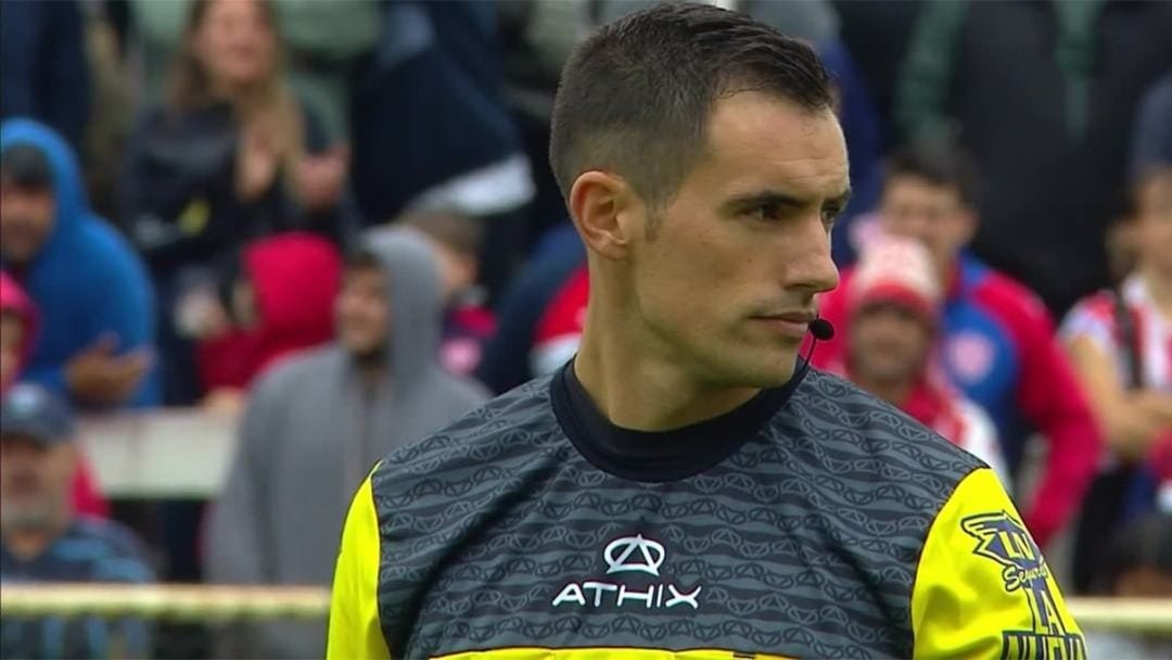 El camino silencioso del bahiense Sebastián Martínez, el árbitro bahiense que de a poco pisa fuerte en el fútbol de AFA