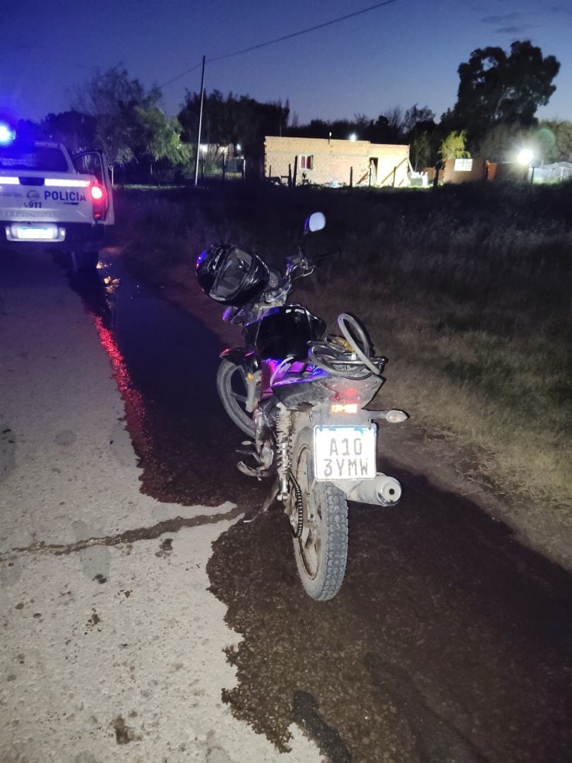Una motociclista perdió el control y atropelló a un adolescente que caminaba sobre la banquina