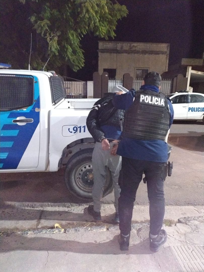 Detuvieron a un hombre por provocar disturbios y golpear autos estacionados
