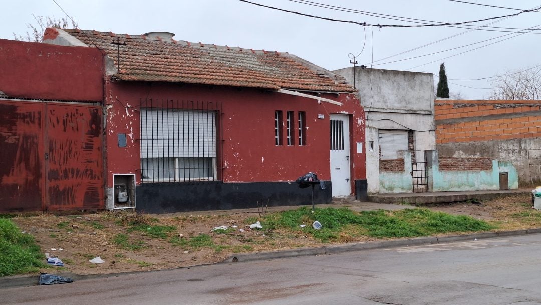 Violento robo en Villa Cerrito: ingresaron por una casa vecina, maniataron a una familia y huyeron con un botín millonario