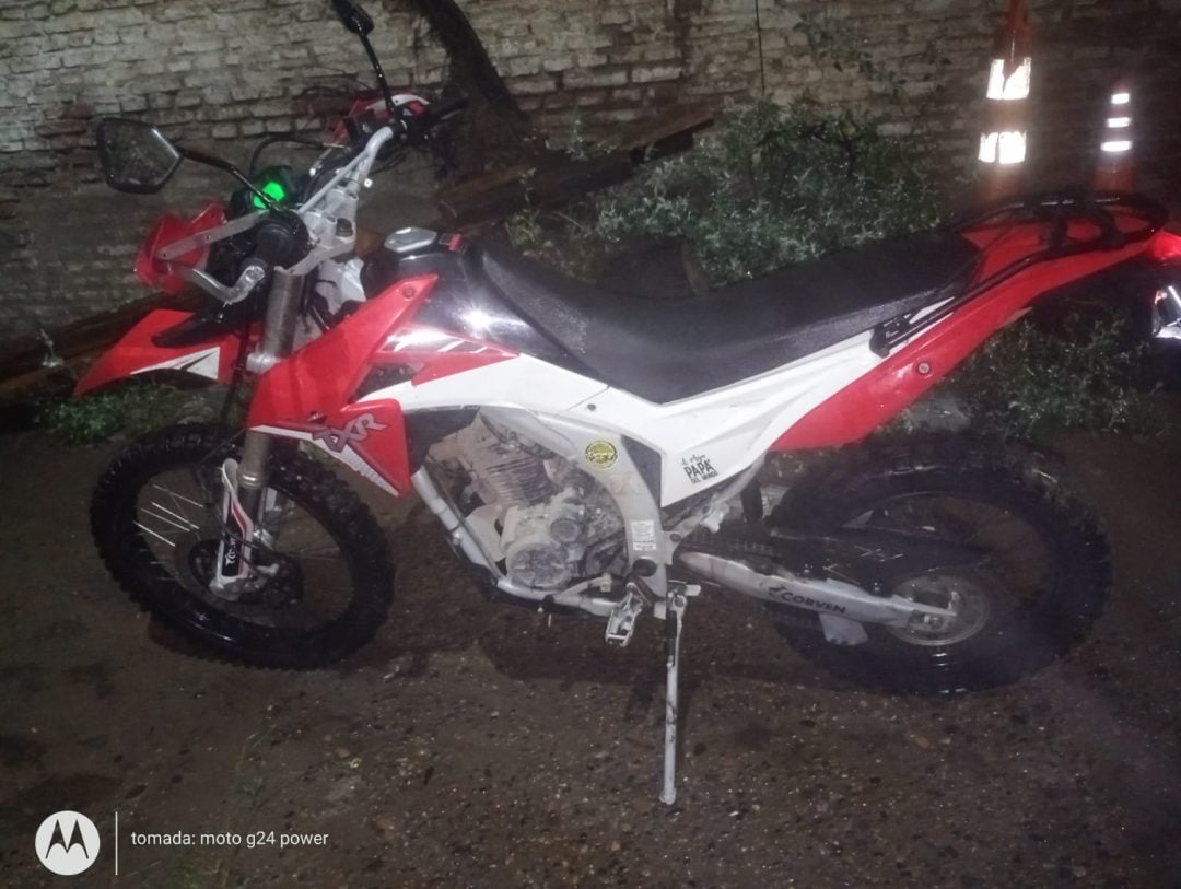 Persecución, caída y arresto: un menor fue detenido tras robar una moto en Bahía Blanca
