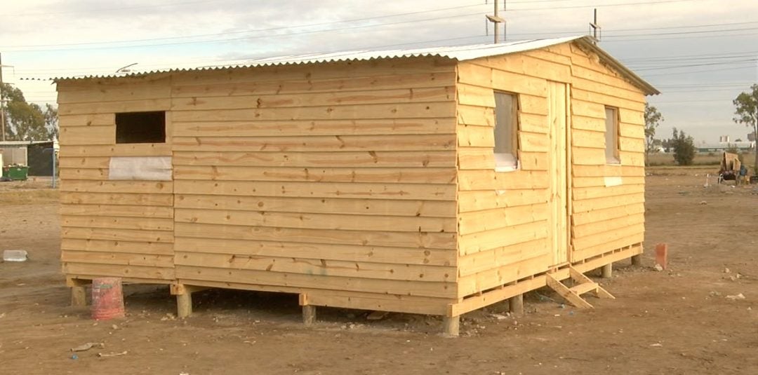 Llegaron “las casas del Chiqui Tapia”: instalaron las viviendas donadas por la AFA para los inundados