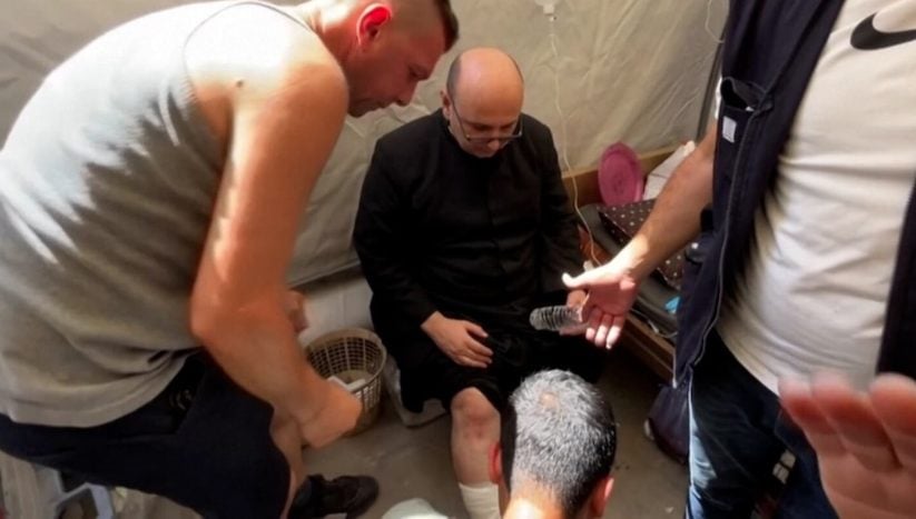 Bombardearon la única iglesia católica en Gaza e hirieron al párroco argentino Gabriel Romanelli