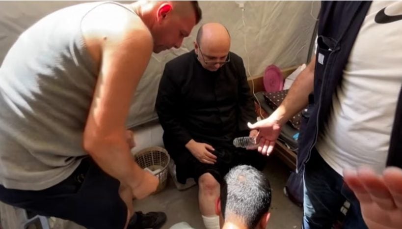 Habló el cura argentino que fue herido en el ataque de Israel contra la única iglesia católica en Gaza