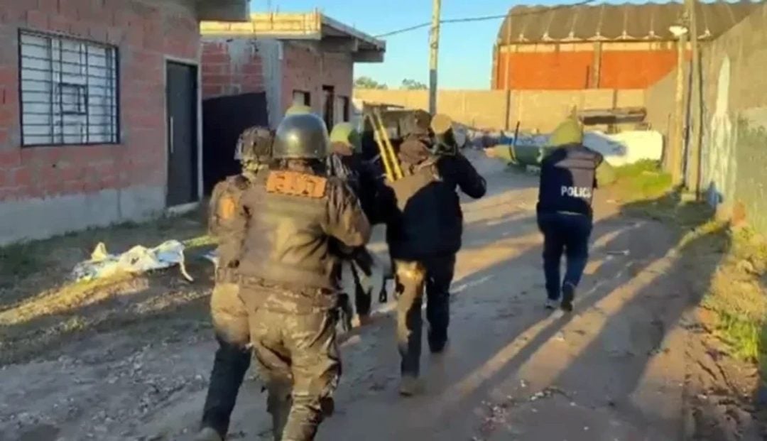 Un jubilado recibió a los tiros a la policía durante un allanamiento y lo mataron