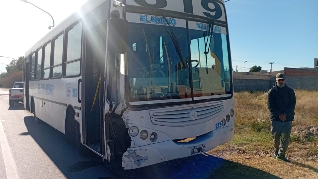 Colectivo de pasajeros colisionó a una camioneta