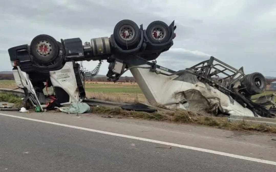 Volco un camion hormigonero. Padre e hijo resultaron con golpes