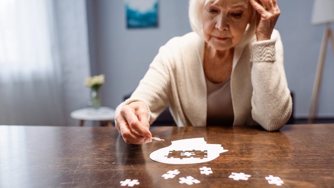 Las mujeres enfrentan mayor riesgo de Alzheimer que los hombres: los motivos de la ciencia