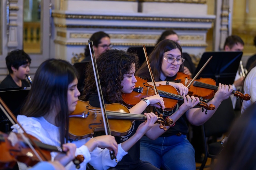 “La música nos salvó”: la Orquesta Escuela de Ingeniero White tocó en el Teatro Colón tras perderlo todo en la inundación