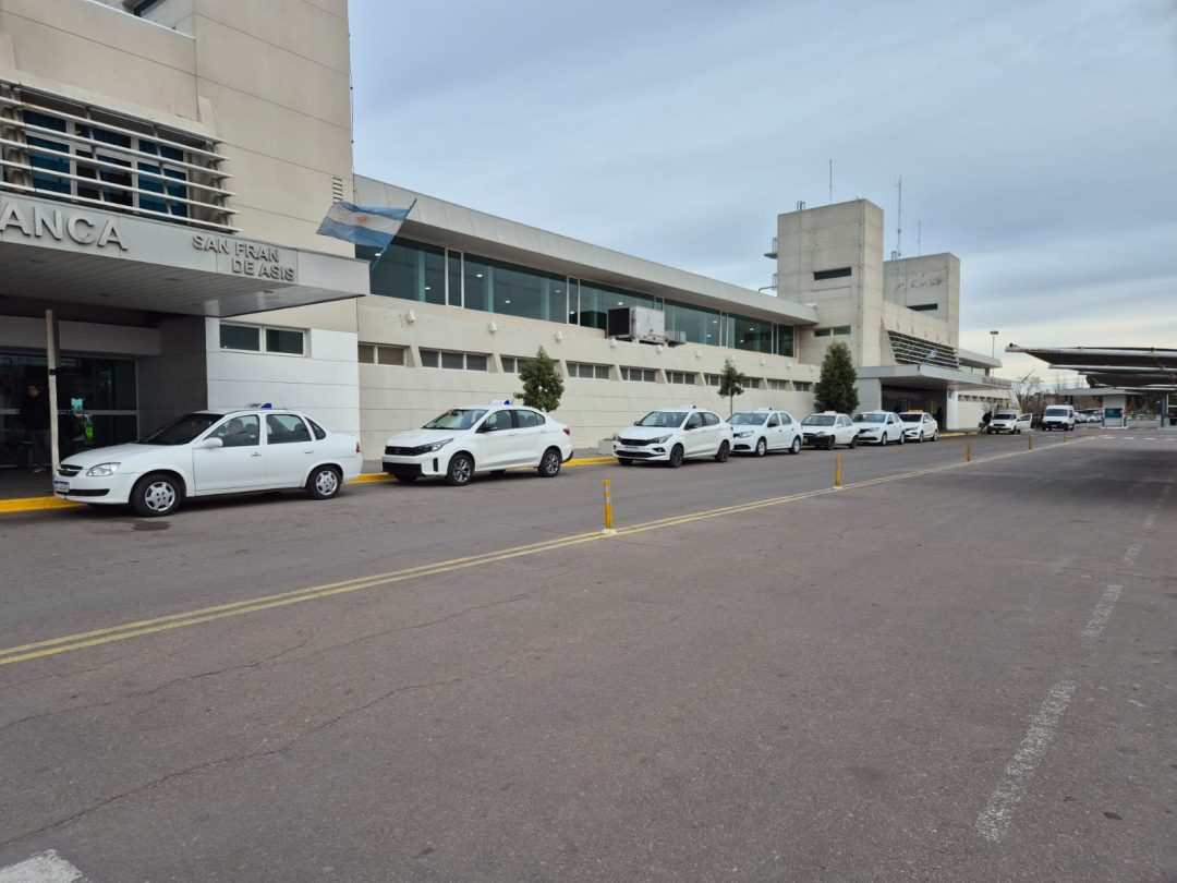 “No es justo, nosotros tributamos y ellos no”: taxistas reclaman igualdad de condiciones frente a UBER