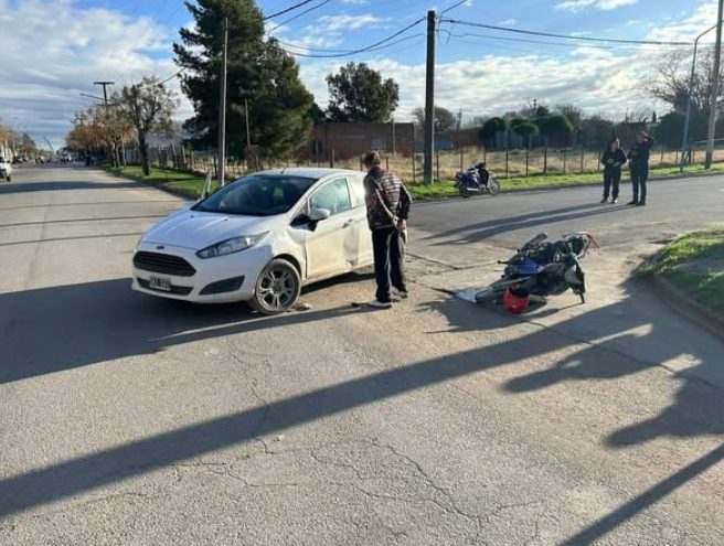 Murió un motociclista tras chocar contra un auto
