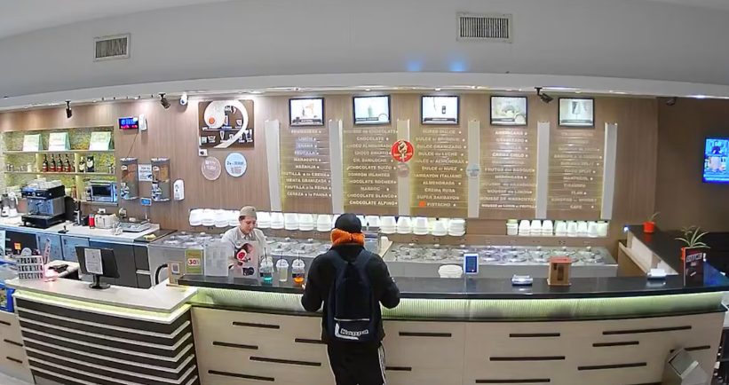 “Perdoname, te tengo que robar”: un ladrón entró a una heladería y se llevó la recaudación
