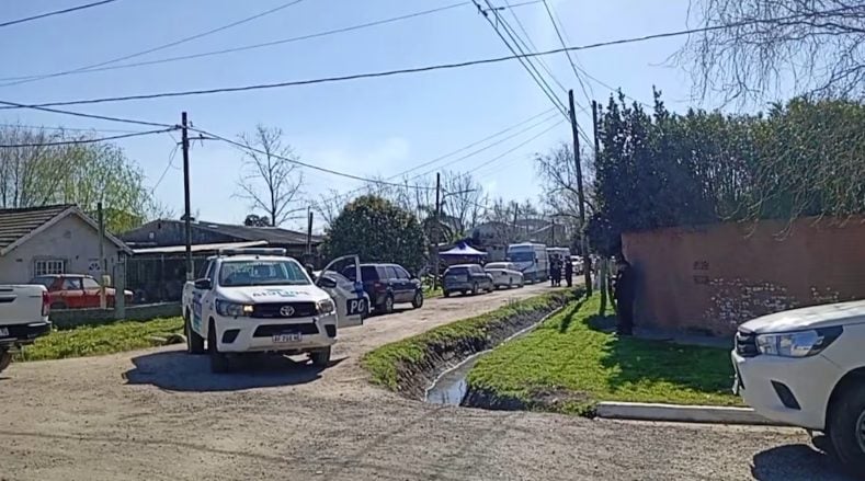 Horror en Ezeiza: encontraron el cuerpo de una mujer enterrado en el patio de su casa y sospechan de su hija