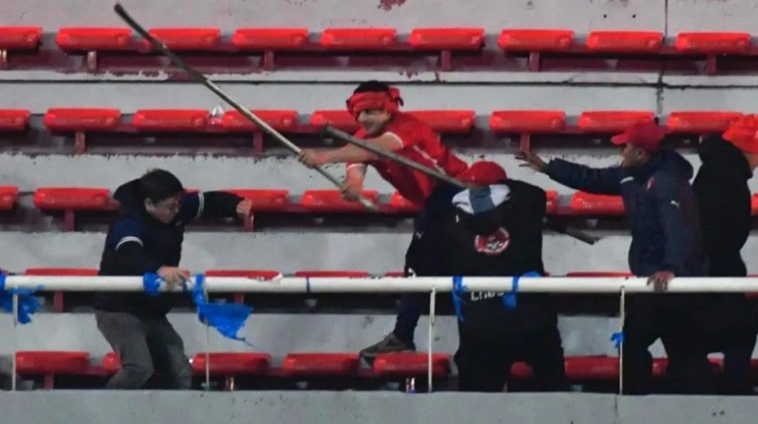 Los videos más impactantes de los graves incidentes del estadio de Independiente que circulan en las redes