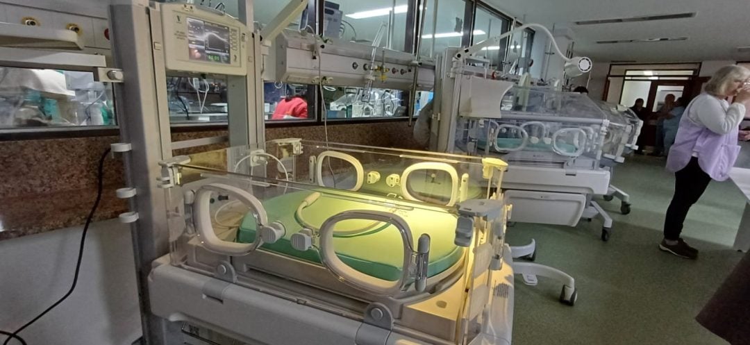 “Hoy celebramos que vuelve el equipamiento”: la Neonatología del Penna se renueva después del desastre