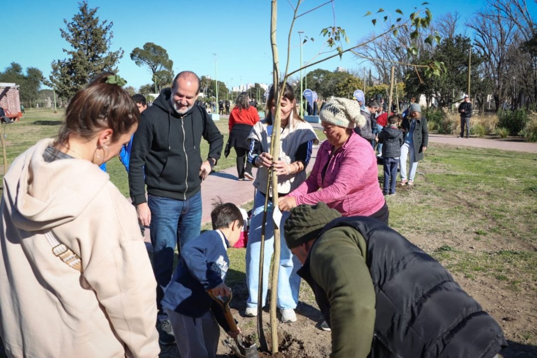 Reforestación en el Parque Independencia: plantaron 200 nuevos ejemplares como parte del programa Reverdecer