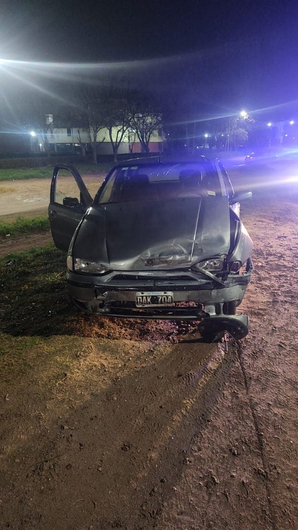 Choque y fuga: abandonaron un auto sospechado de ser robado tras colisión en Indiada y Newton