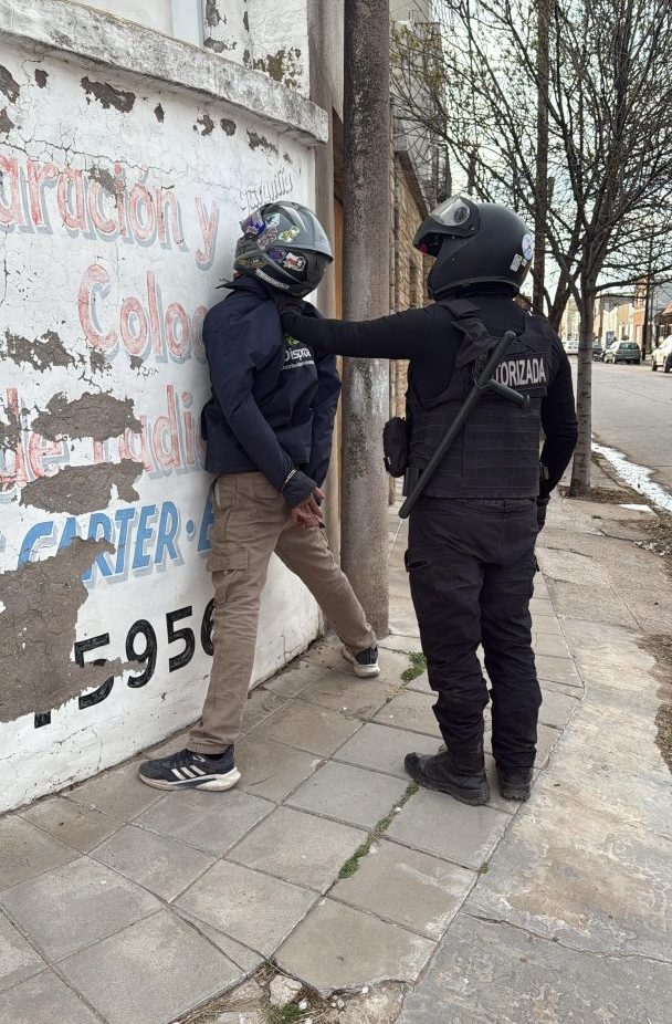 Un joven fue detenido tras intentar escapar en moto haciendo “willy”