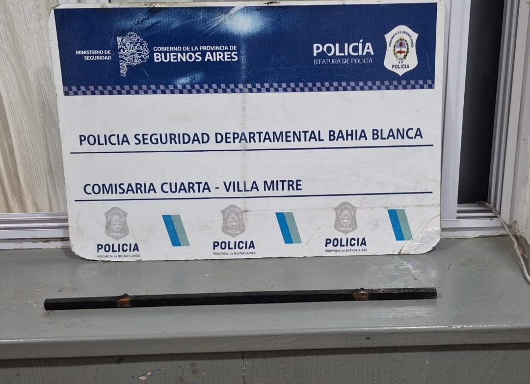 Lo detuvieron por atacar a piedrazos y romper la reja de la casa de una vecina