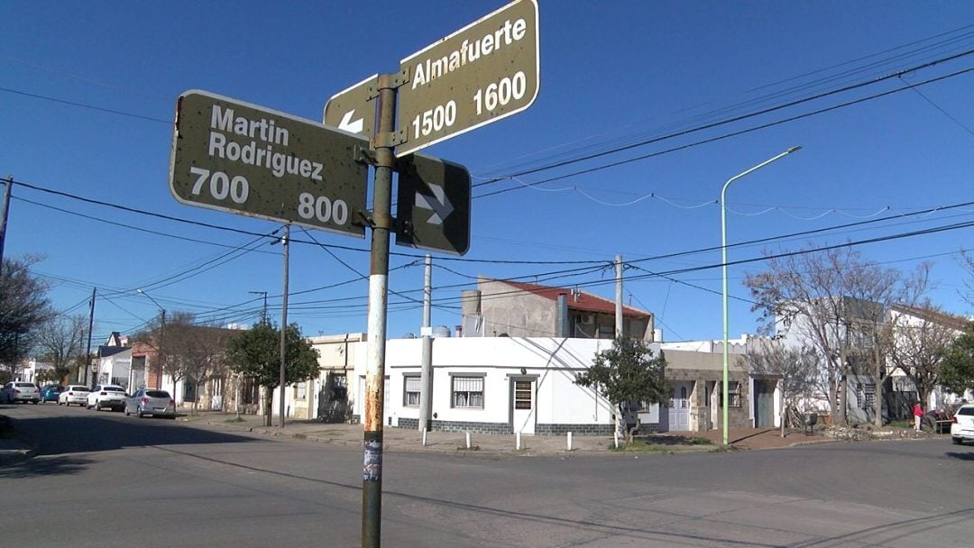 “Se salvó por el casco”: buscan testigos del accidente que dejó a una mujer internada en grave estado