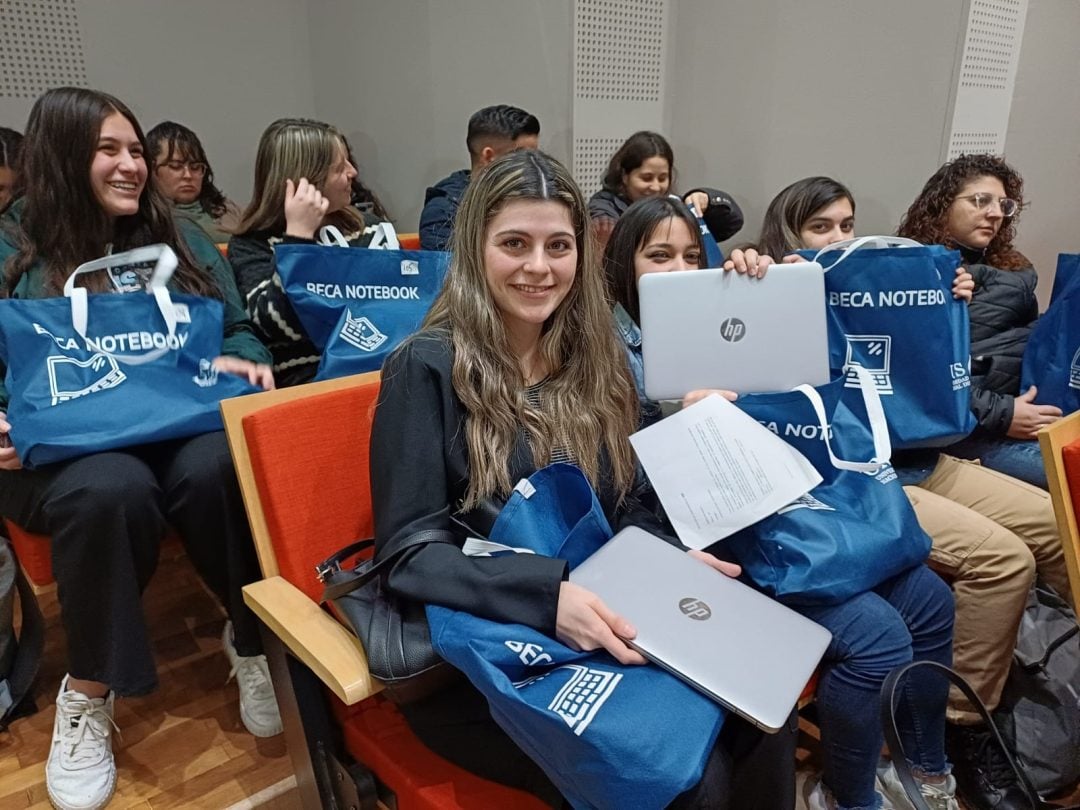 Entrega de notebooks en la UNS: “Una jornada especial para la universidad, poder colaborar con los chicos”
