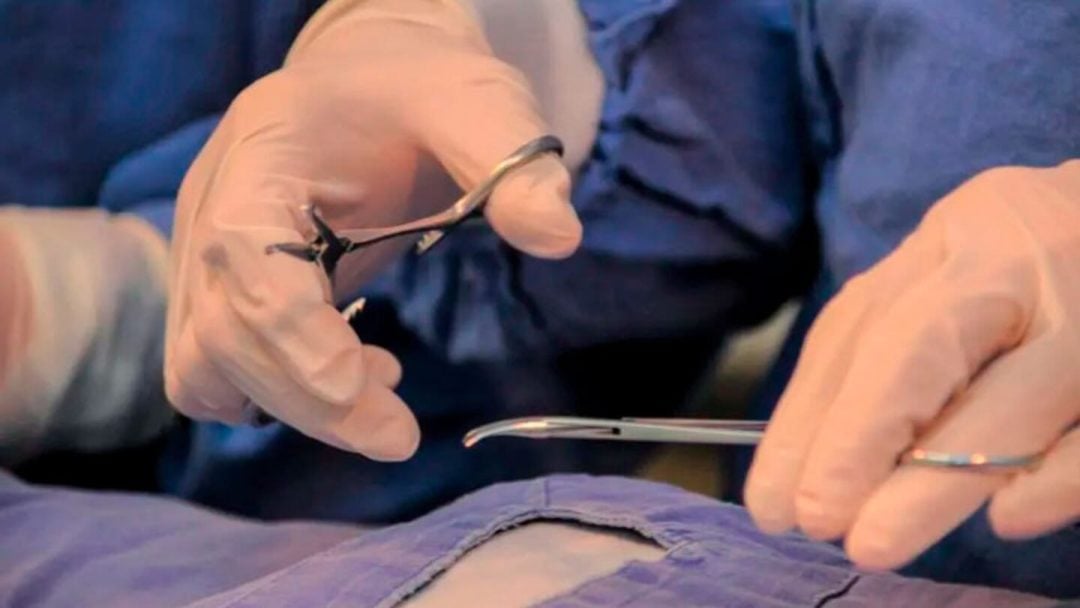 Piden condena para una doctora que realizó una cesárea, y “de paso” ligó las trompas de la víctima