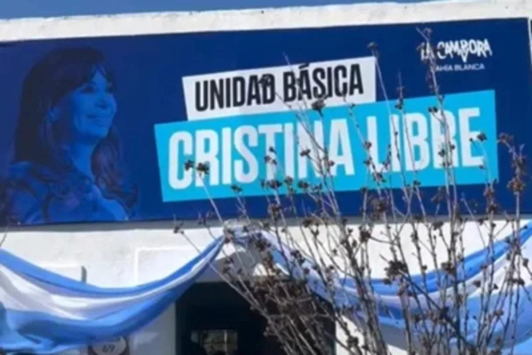 Cristina Kirchner saludó a la militancia de Bahía Blanca y criticó a Javier Milei por el veto a la emergencia