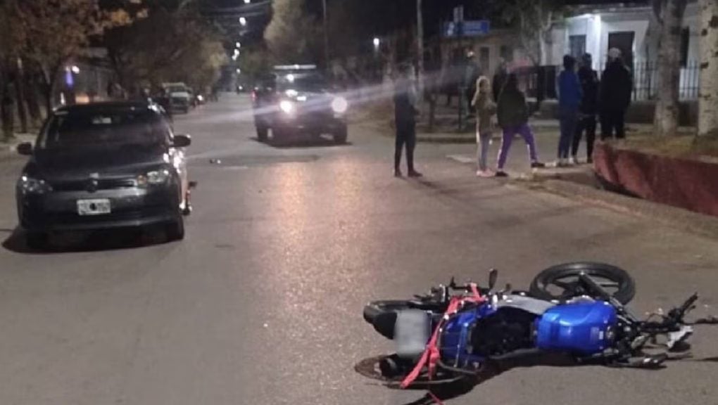 Una pareja viajaba en una moto robada, chocaron y la mujer murió: el conductor escapó y está prófugo