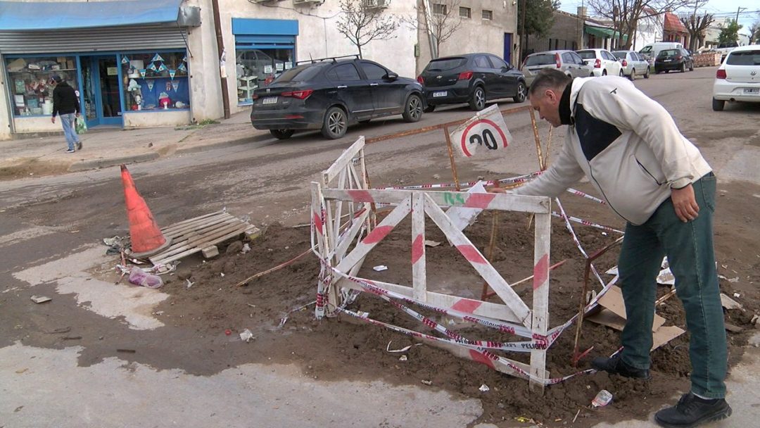Vecinos denuncian una pérdida de agua que lleva más de siete meses en Humboldt y Godoy Cruz
