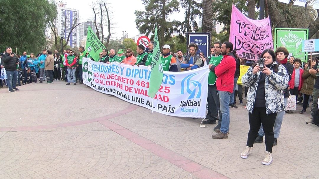 “Seguimos poniéndole el pecho a las balas”: la incertidumbre de los trabajadores viales en Argentina