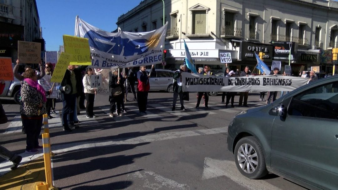 “Estamos viviendo la era de la crueldad”: Semaforazo en pleno centro bahiense contra el desfinanciamiento estatal y las políticas gubernamentales