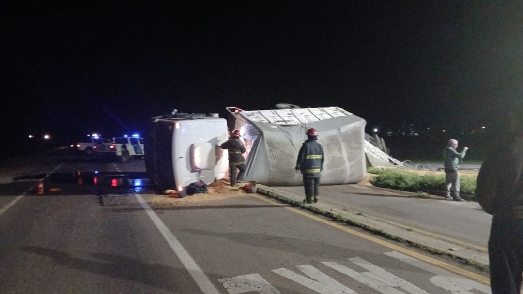 Volcó un camión en el acceso de ruta 76 y 33