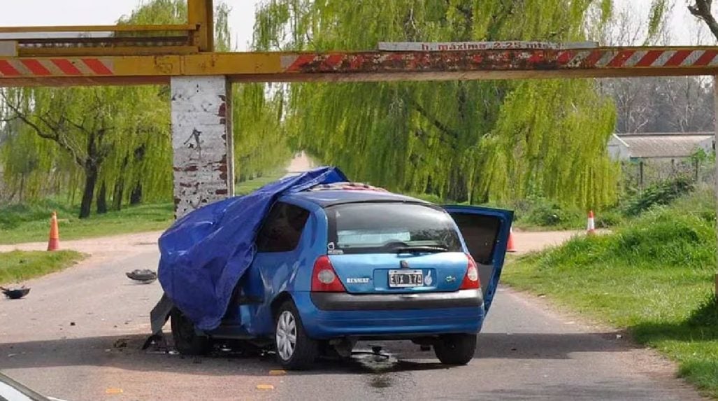 Una mujer y su hija de 9 años murieron al chocar contra un medidor de altura en Olavarría