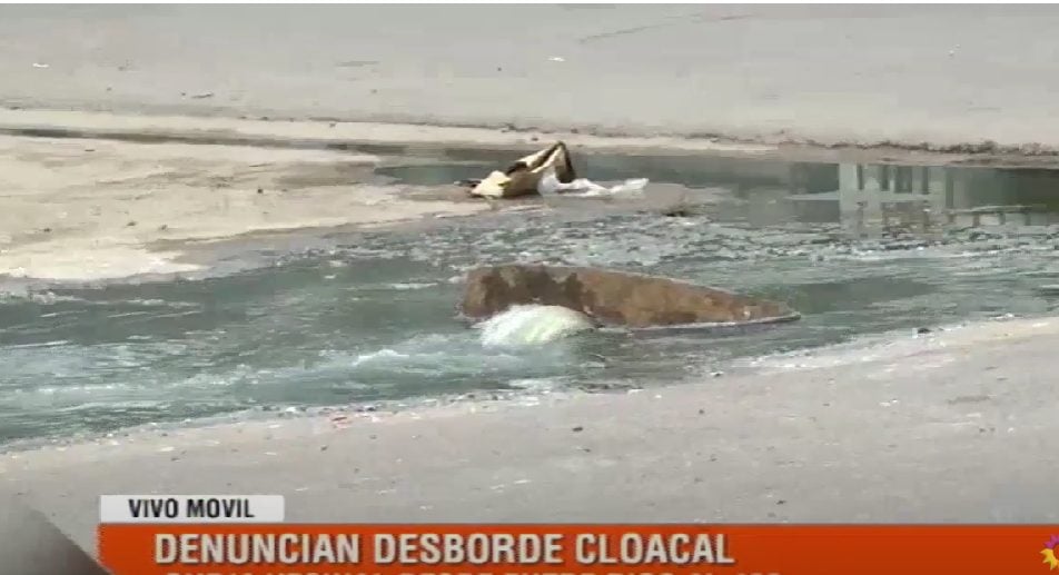 “Esto es un asco, no se puede vivir así”: vecinos denuncian un desborde cloacal en Entre Ríos y Castelli