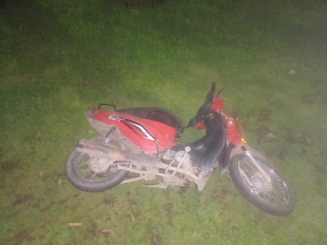Encontraron una moto tirada en calle Cuyo al 200
