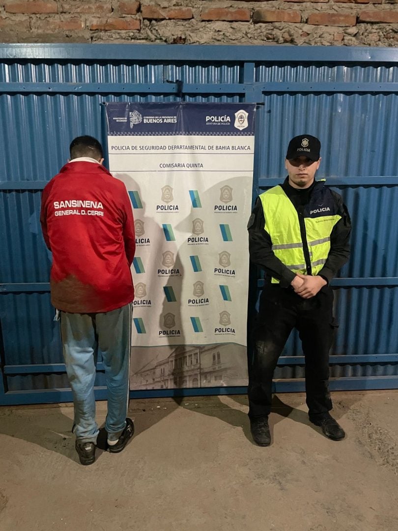 Un joven fue detenido en Cerri tras ingresar a una vivienda y agredir a la Policía