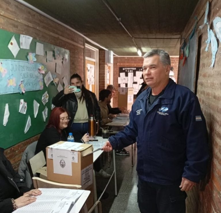 Nilo Navas, candidato de Potencia, votó y fiscaliza la elección