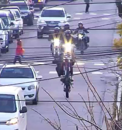 Detuvieron a un motociclista que hacía willy en la plaza de Villa Mitre