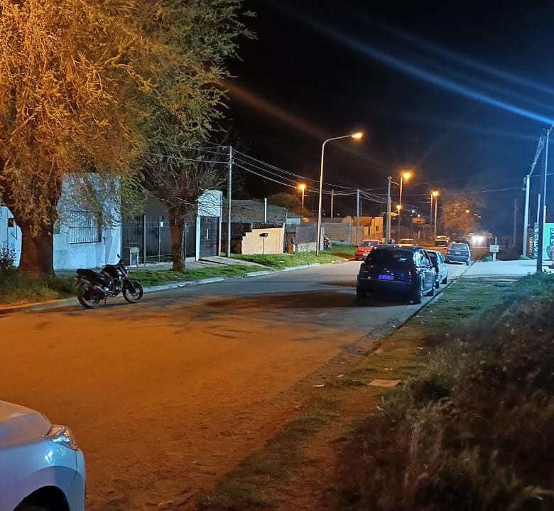 Grave accidente en Punta Alta: un peatón lucha por su vida tras ser embestido por una moto y buscan testigos del hecho