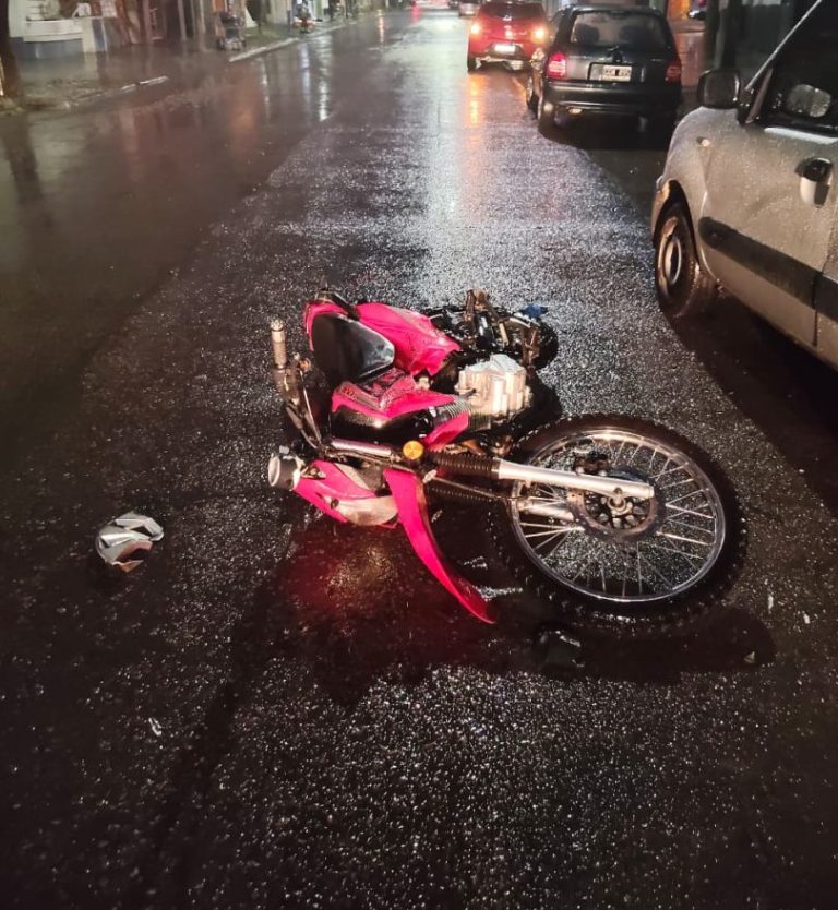 Choque entre una moto y un auto dejó dos jóvenes heridos en 12 de Octubre al 500