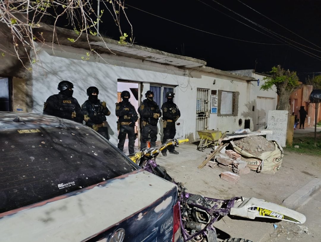 Tres detenidos y el secuestro de drogas, armas y casi medio millón de pesos en un operativo policial
